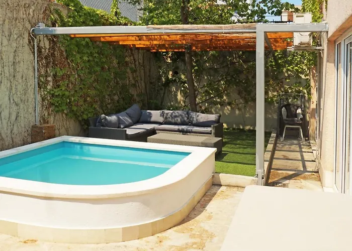 Apartment Kvaternikova - Pool, Grill, 4 Bedrooms, 3 Bathrooms Split