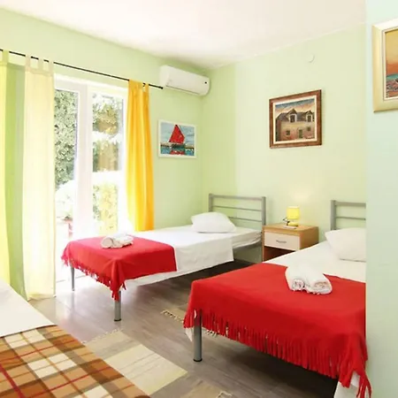 Apartment Kvaternikova - Pool, Grill, 4 Bedrooms, 3 Bathrooms