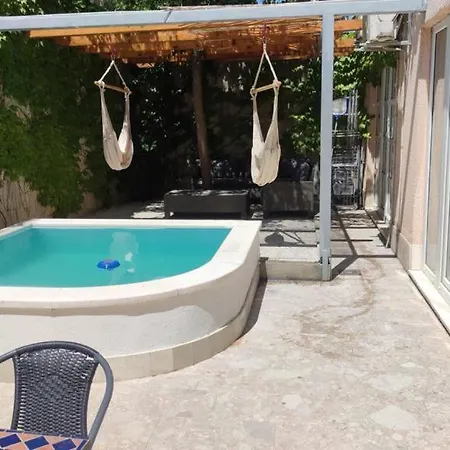 Kvaternikova - Pool, Grill, 4 Bedrooms, 3 Bathrooms *