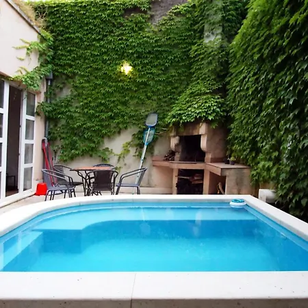 Appartamento Kvaternikova - Pool, Grill, 4 Bedrooms, 3 Bathrooms