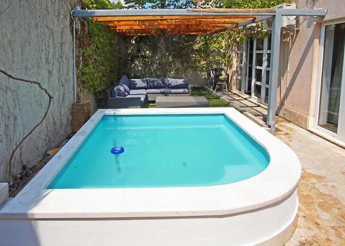 Kvaternikova - Pool, Grill, 4 Bedrooms, 3 Bathrooms Split